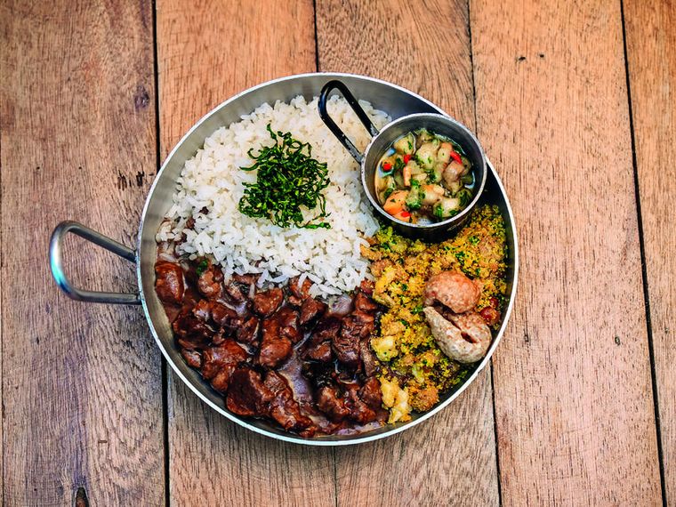 Picadinho Capital: picadinho ao molho rústico com arroz branco, feijão tropeiro e tartare de banana
