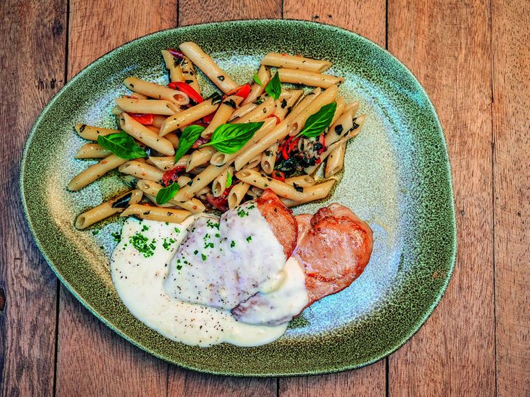 Sudoeste: peito de frango grelhado ao molho de queijos com penne ao pesto e tomate-cereja